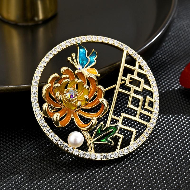 Ladies Light Luxury Design Elegant Vintage Chrysanthemum Hollow Circular Brooch Fashionable Versatile Niche Design Brooch
Ladies Light Luxury Design Elegant Vintage Chrysanthemum Hollow Circular Brooch Fashionable Versatile Niche Design Brooch