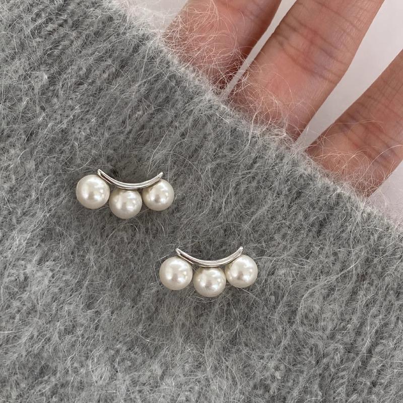 Silver needle minimalist strong light pearl arc stud earrings women s elegant fashionable commuter earrings ins
Silver needle minimalist strong light pearl arc stud earrings women s elegant fashionable commuter earrings ins