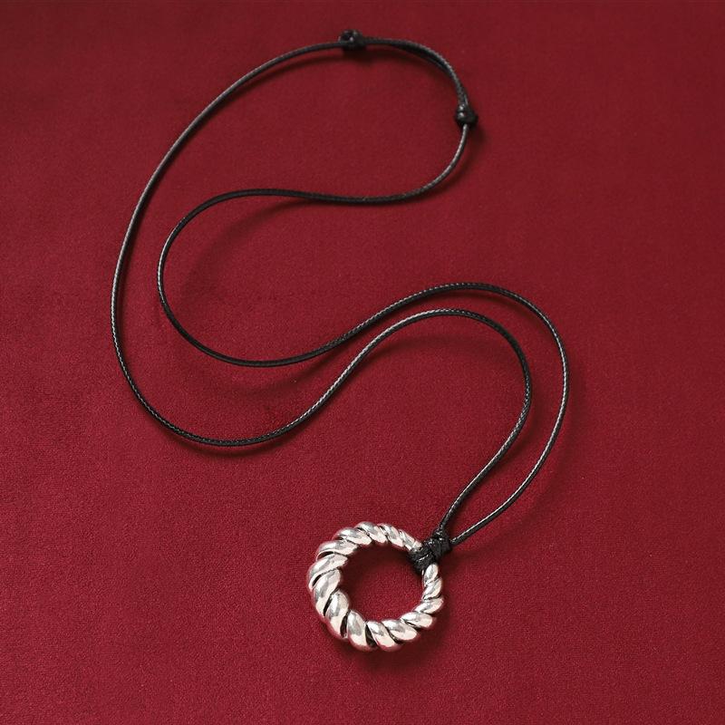 Подвеска ручной работы из мяоского серебра, витой кулон, ретро ожерелье, нишевый дизайн, мужская и женская цепочка для свитера, простые аксессуары
Подвеска ручной работы из мяоского серебра, витой кулон, ретро ожерелье, нишевый дизайн, мужская и женская цепочка для свитера, простые аксессуары