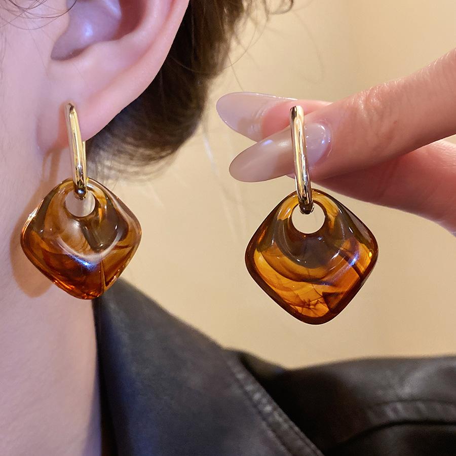 Simple Acrylic Geometric Round Pendant Earrings for Women Ladies Retro Maillard Brown Earrings Buckles Party Jewelry Accessories
Simple Acrylic Geometric Round Pendant Earrings for Women Ladies Retro Maillard Brown Earrings Buckles Party Jewelry Accessories