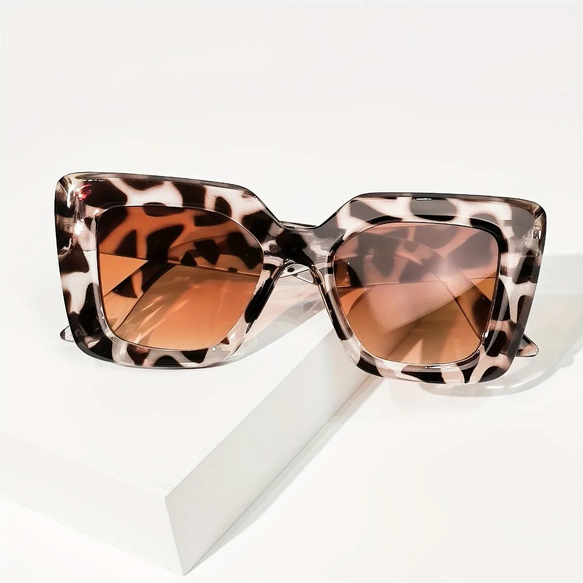 1Pc/2Pcs Fashionable Retro Large-Frame Leopard Print Sunglasses Set, Suitable for Various Outfits, Daily Outings, and Vacations
1Pc/2Pcs Fashionable Retro Large-Frame Leopard Print Sunglasses Set, Suitable for Various Outfits, Daily Outings, and Vacations