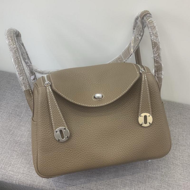 2026 New Top Layer Cowhide TC 26 Medium Lindi Bag Safi Line Color Blocked Genuine Leather Medicine Women s 26CM silver buckle
2026 New Top Layer Cowhide TC 26 Medium Lindi Bag Safi Line Color Blocked Genuine Leather Medicine Women s 26CM silver buckle