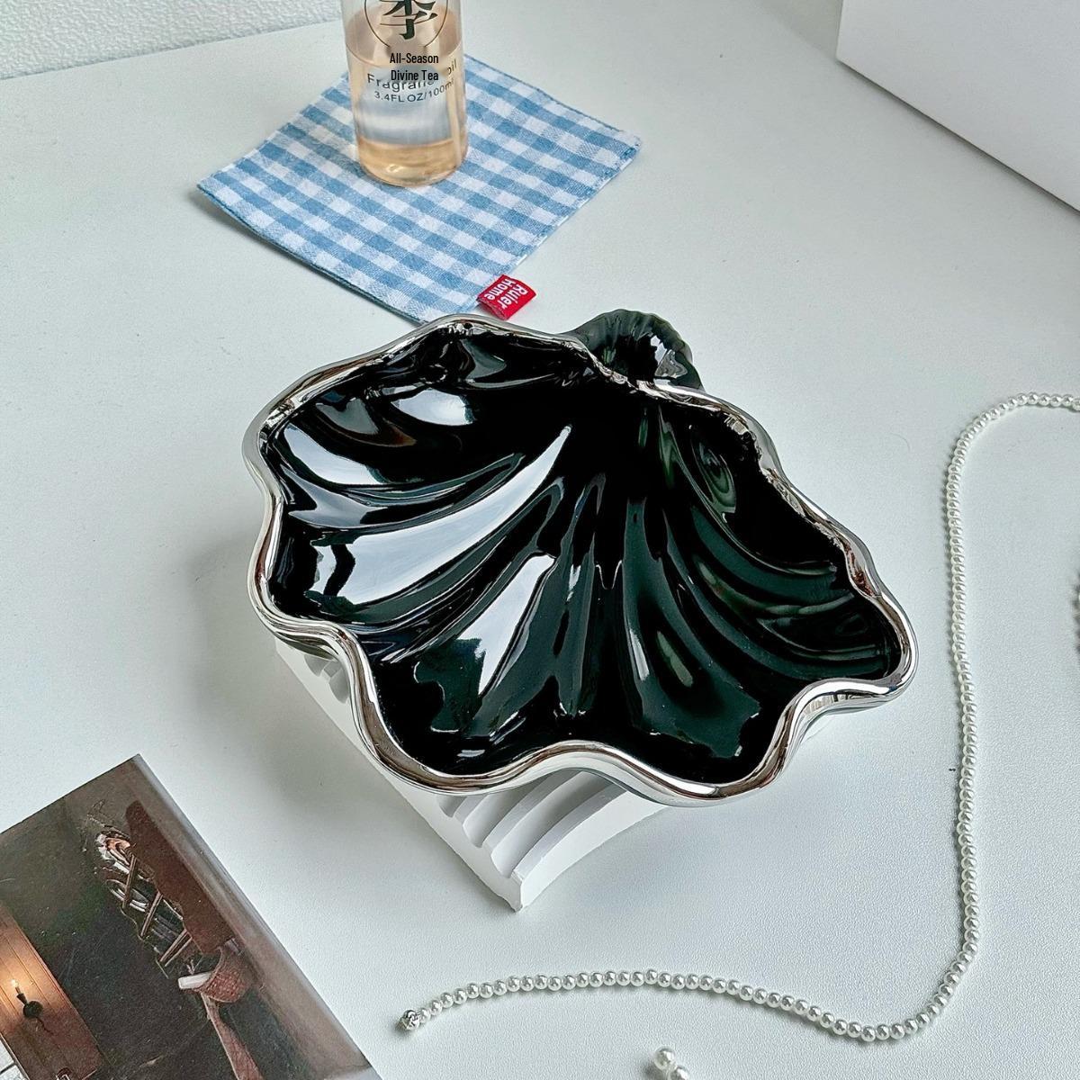 Nordic Ceramic Shell Ornament Key Holder - Desktop Decoration for Coffee Table or Entrance.
Nordic Ceramic Shell Ornament Key Holder - Desktop Decoration for Coffee Table or Entrance.