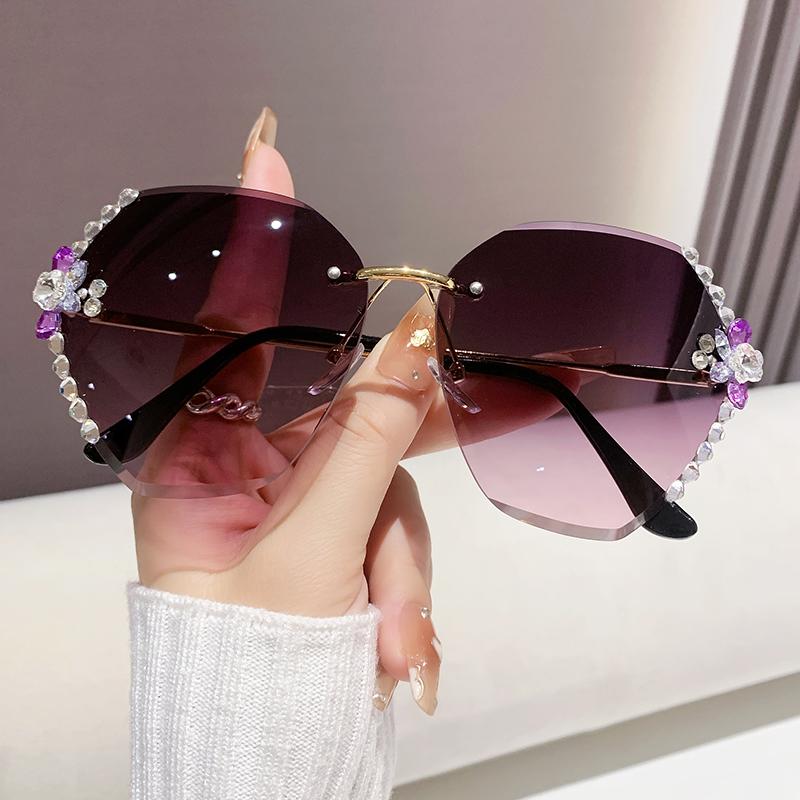 1PCS Ladies diamond new fashion glasses, slim face, fashionable high-grade sunglasses, street shooting.
1PCS Ladies diamond new fashion glasses, slim face, fashionable high-grade sunglasses, street shooting.