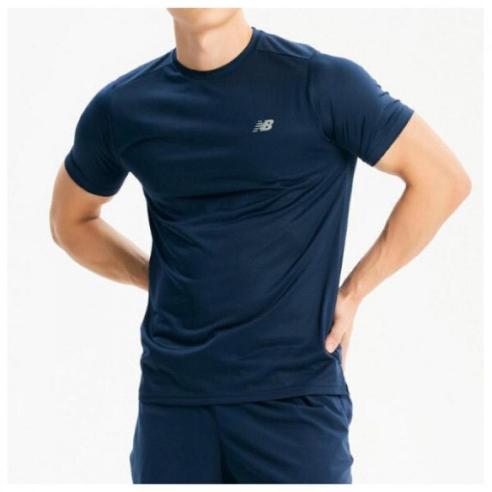 New Balance Short Sleeve Tee Kqj Nbnee2p161 59 Men Running Short Sleeve Tee Navy series/95
New Balance Short Sleeve Tee Kqj Nbnee2p161 59 Men Running Short Sleeve Tee Navy series/95