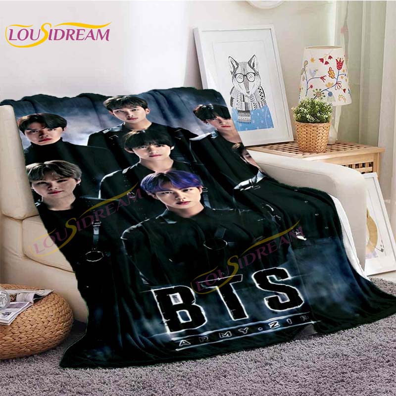Плюшева ковдра BTS Декор для дому Подарунок для фаната BTS та Kpop Фланелева ковдра для дивана Вітальня Ковдра Фан-арт BTS Ледача ковдра 150x180cm
Плюшева ковдра BTS Декор для дому Подарунок для фаната BTS та Kpop Фланелева ковдра для дивана Вітальня Ковдра Фан-арт BTS Ледача ковдра 150x180cm
