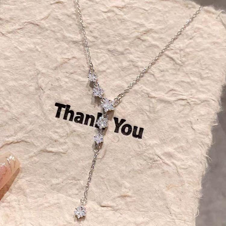 Zircon Five-Pointed Star Necklace, Female Design Sense, Niche Personality, Simple And Versatile, Spice Girl Temperament, Neck Chain, Collarbone Chain.
Zircon Five-Pointed Star Necklace, Female Design Sense, Niche Personality, Simple And Versatile, Spice Girl Temperament, Neck Chain, Collarbone Chain.