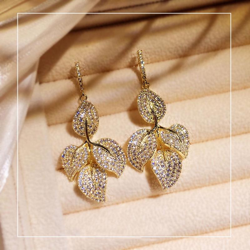 New Natural Elements Ginkgo Drop Earrings Elegant Ladies Leaf Dangle Earrings Simple Zircon Earrings Jewelry Gift
New Natural Elements Ginkgo Drop Earrings Elegant Ladies Leaf Dangle Earrings Simple Zircon Earrings Jewelry Gift
