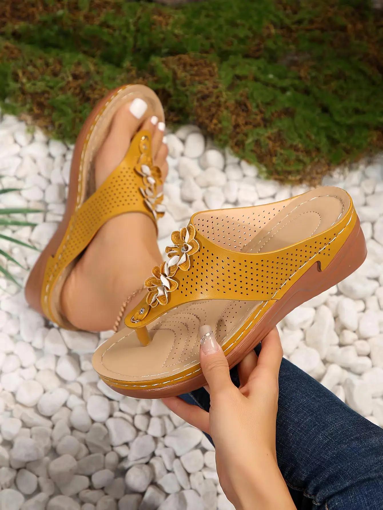 Женские полые цветочные шлепанцы летние модные римские тапочки на толстой подошве для отдыха на пляже повседневные сандалии нескользящая обувь 43 жёлтый