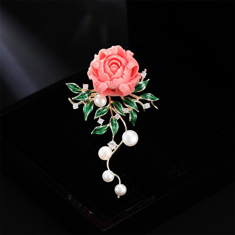 Women s Light Luxury Design Elegant Three-Dimensional Imitation Pearl Rose Brooch Fashionable And Versatile Niche Design Brooch
Women s Light Luxury Design Elegant Three-Dimensional Imitation Pearl Rose Brooch Fashionable And Versatile Niche Design Brooch