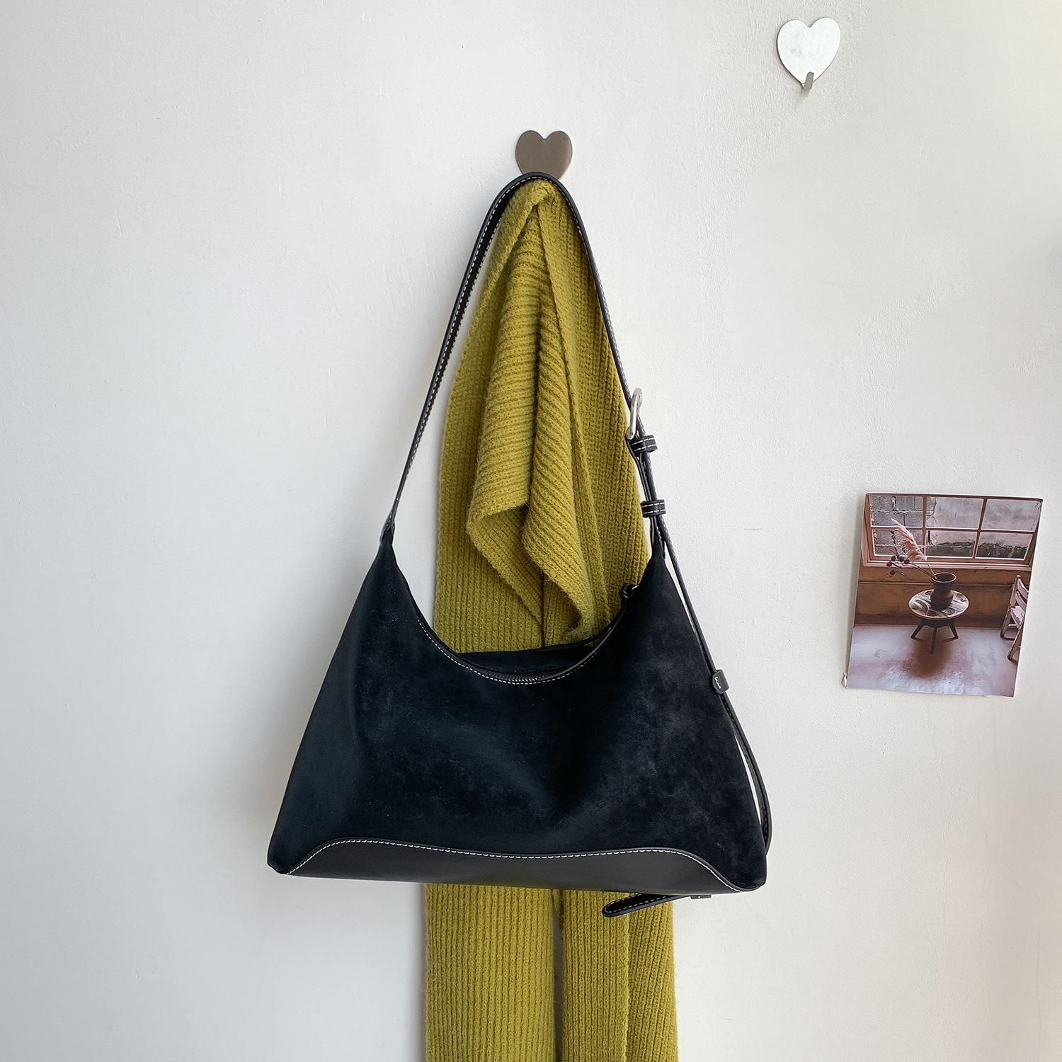 Korean Splicing Women s Single Shoulder Crossbody Bag with Large Capacity, Fashionable Personality, High-end Feeling, Commuting Armpit Bag чорний
Korean Splicing Women s Single Shoulder Crossbody Bag with Large Capacity, Fashionable Personality, High-end Feeling, Commuting Armpit Bag чорний
