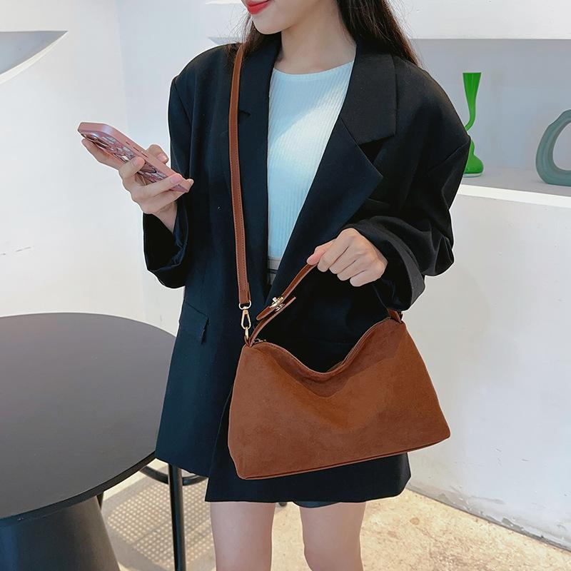 2025 new tote bag dumpling bag women s retro trendy fashion shoulder armpit bag large capacity versatile commuter pillow коричневий
2025 new tote bag dumpling bag women s retro trendy fashion shoulder armpit bag large capacity versatile commuter pillow коричневий