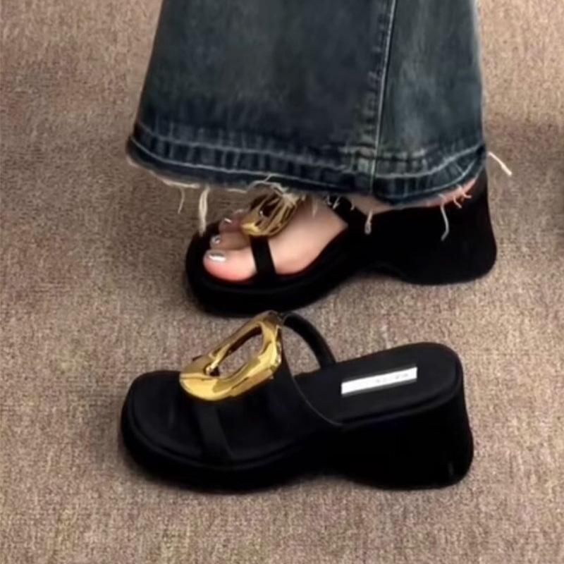 Black thick-bottomed cool slippers women s summer new niche fashion simple metal one-word beach slippers 39 чёрный
Black thick-bottomed cool slippers women s summer new niche fashion simple metal one-word beach slippers 39 чёрный