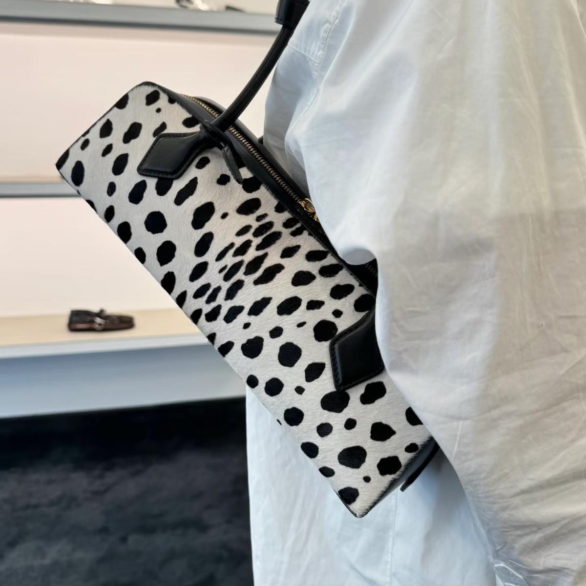 Матовая кожаная сумка-багет нишевая ретро сумка под мышкой из натуральной кожи женская портативная сумка через плечо 32.5*10*11CM
Матовая кожаная сумка-багет нишевая ретро сумка под мышкой из натуральной кожи женская портативная сумка через плечо 32.5*10*11CM