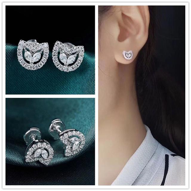 Новые темпераментные милые серьги-гвоздики для девочек, простые стильные аксессуары для женщин, шикарные свадебные серьги, новый дизайн ювелирных изделий
Новые темпераментные милые серьги-гвоздики для девочек, простые стильные аксессуары для женщин, шикарные свадебные серьги, новый дизайн ювелирных изделий