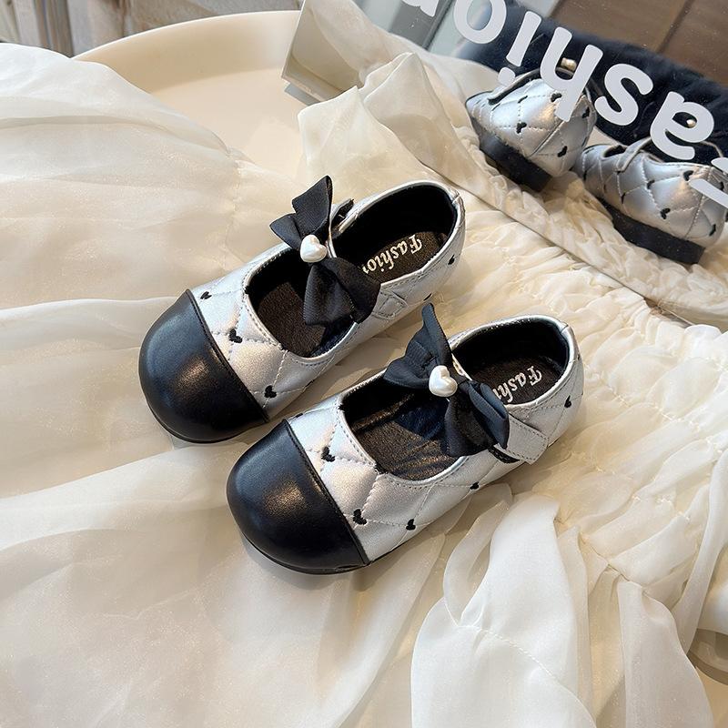Baby girl s first walking shoes, new spring model children s leather shoes1-3Mary Jane single shoes with soft soles, princess shoes 28Inner Length17cm срібний
Baby girl s first walking shoes, new spring model children s leather shoes1-3Mary Jane single shoes with soft soles, princess shoes 28Inner Length17cm срібний