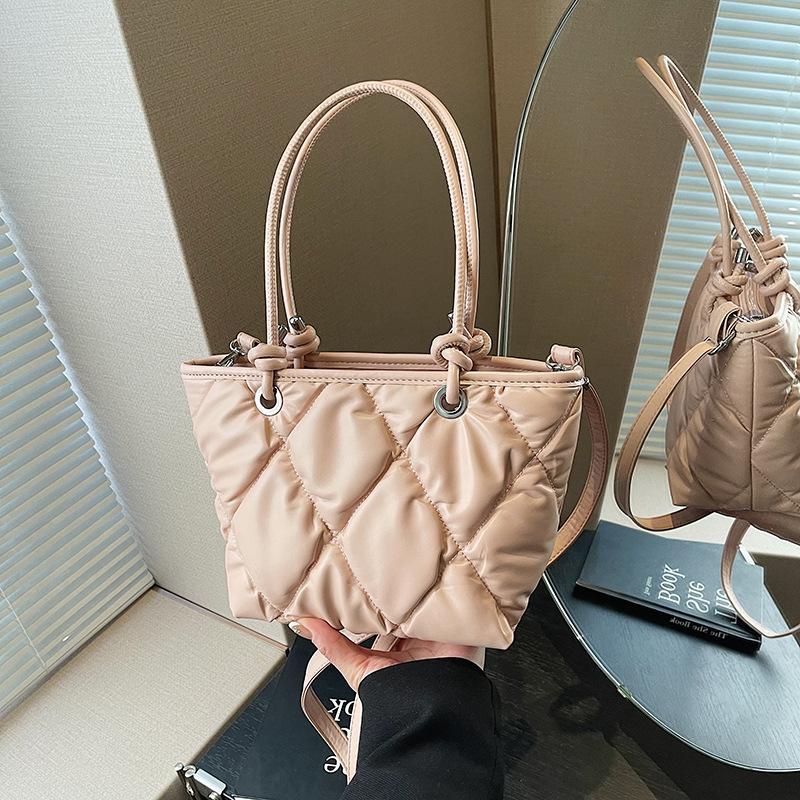 Premium sense rhombus shoulder bag women s 2025 new trendy large-capacity tote bag casual versatile underarm bag
Premium sense rhombus shoulder bag women s 2025 new trendy large-capacity tote bag casual versatile underarm bag