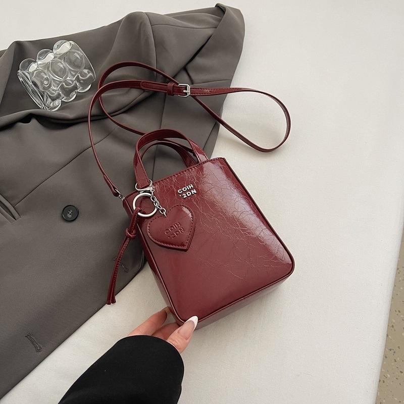 Elegant Trendy Quality PU Handbag New Insy Oil Wax Leather High-end Heart Pendant Square Bag Stylish Single Shoulder Bags винный
Elegant Trendy Quality PU Handbag New Insy Oil Wax Leather High-end Heart Pendant Square Bag Stylish Single Shoulder Bags винный