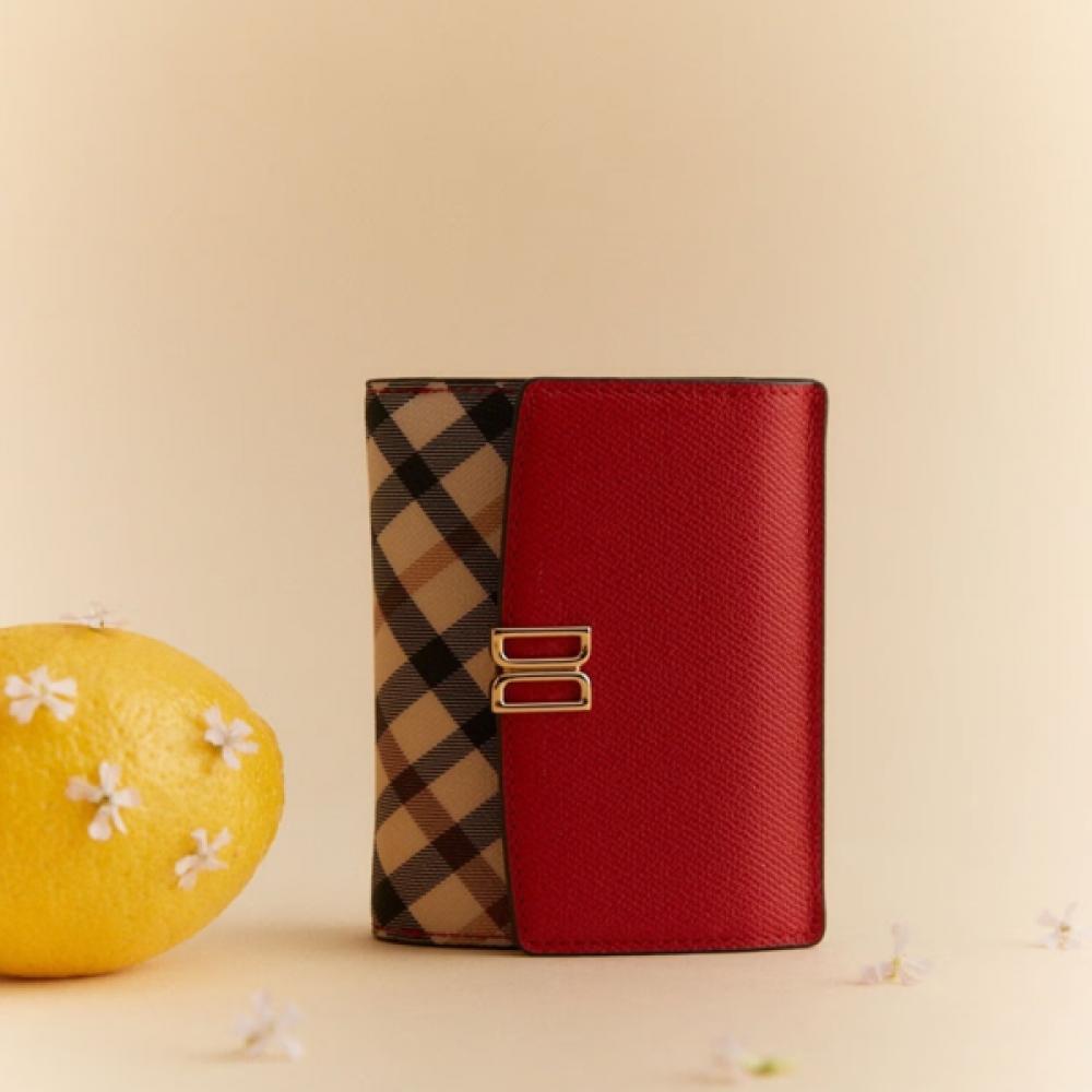 Daks Red Check Two Fold Wallet With Dd Logo Single option
Daks Red Check Two Fold Wallet With Dd Logo Single option
