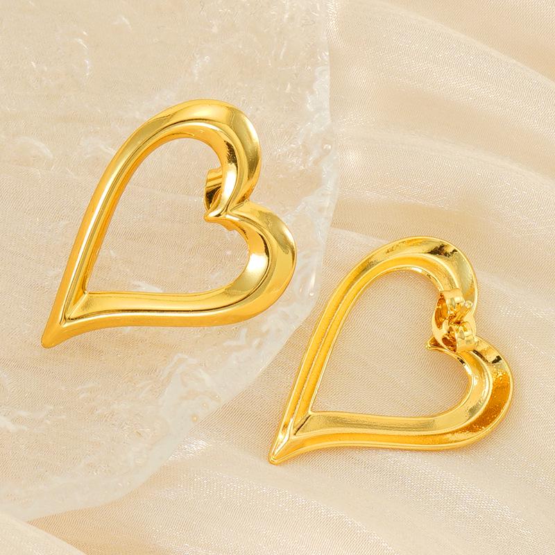 Gold-Plated Heart Design Stud Earrings: European and American Style with Versatile Personality. 18K Gold
Gold-Plated Heart Design Stud Earrings: European and American Style with Versatile Personality. 18K Gold