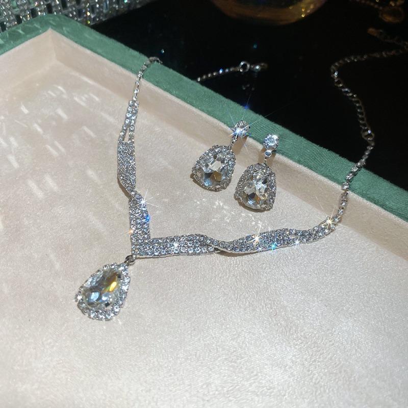 Diamond-studded teardrop pendant earrings and necklace set - luxury & high-end jewelry collection
Diamond-studded teardrop pendant earrings and necklace set - luxury & high-end jewelry collection