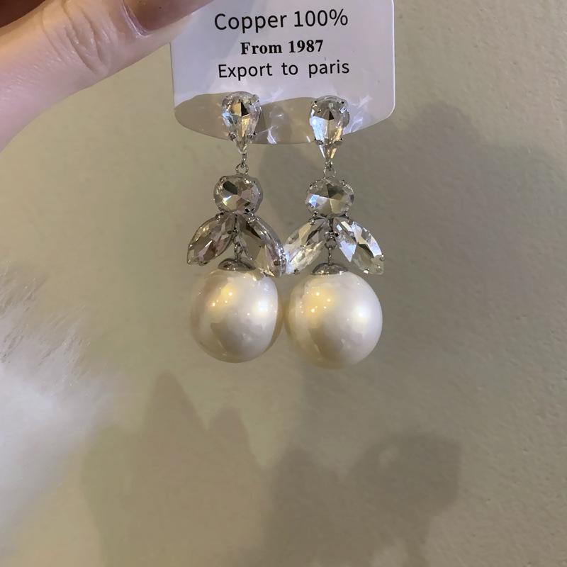 Silver Needle Diamond Pearl Fringed Earrings Retro Elegant Court Style Earrings High Sense Fashion Temperament Versatile Earrings
Silver Needle Diamond Pearl Fringed Earrings Retro Elegant Court Style Earrings High Sense Fashion Temperament Versatile Earrings