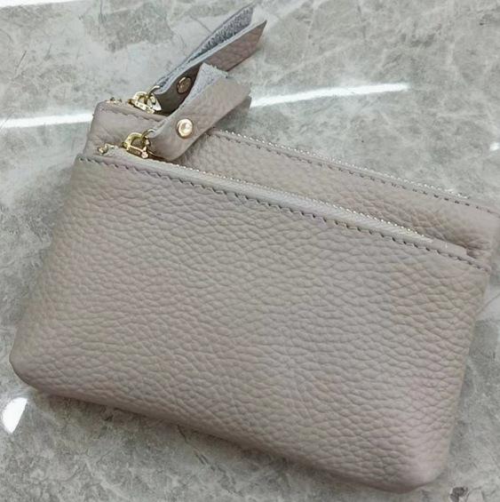 Кошелек для монет из коровьей кожи с отделением для помады, короткий стиль, ультратонкий клатч на двойной молнии грязно-белый
Кошелек для монет из коровьей кожи с отделением для помады, короткий стиль, ультратонкий клатч на двойной молнии грязно-белый