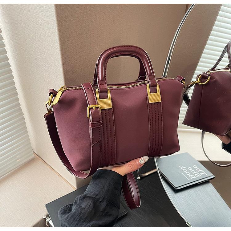 Contrast color handbag women s 2024 new simple and versatile shoulder bag cross-body commuter bag popular small square bag бордовий
Contrast color handbag women s 2024 new simple and versatile shoulder bag cross-body commuter bag popular small square bag бордовий