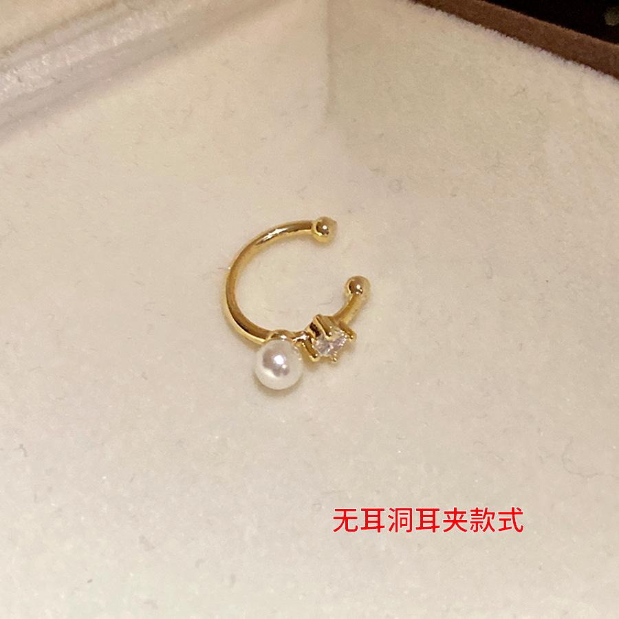 Zircon pearl ear clips, cold wind, no ear piercings, ear bone clips, simple and fashionable earrings, light luxury and high-end earrings.
Zircon pearl ear clips, cold wind, no ear piercings, ear bone clips, simple and fashionable earrings, light luxury and high-end earrings.