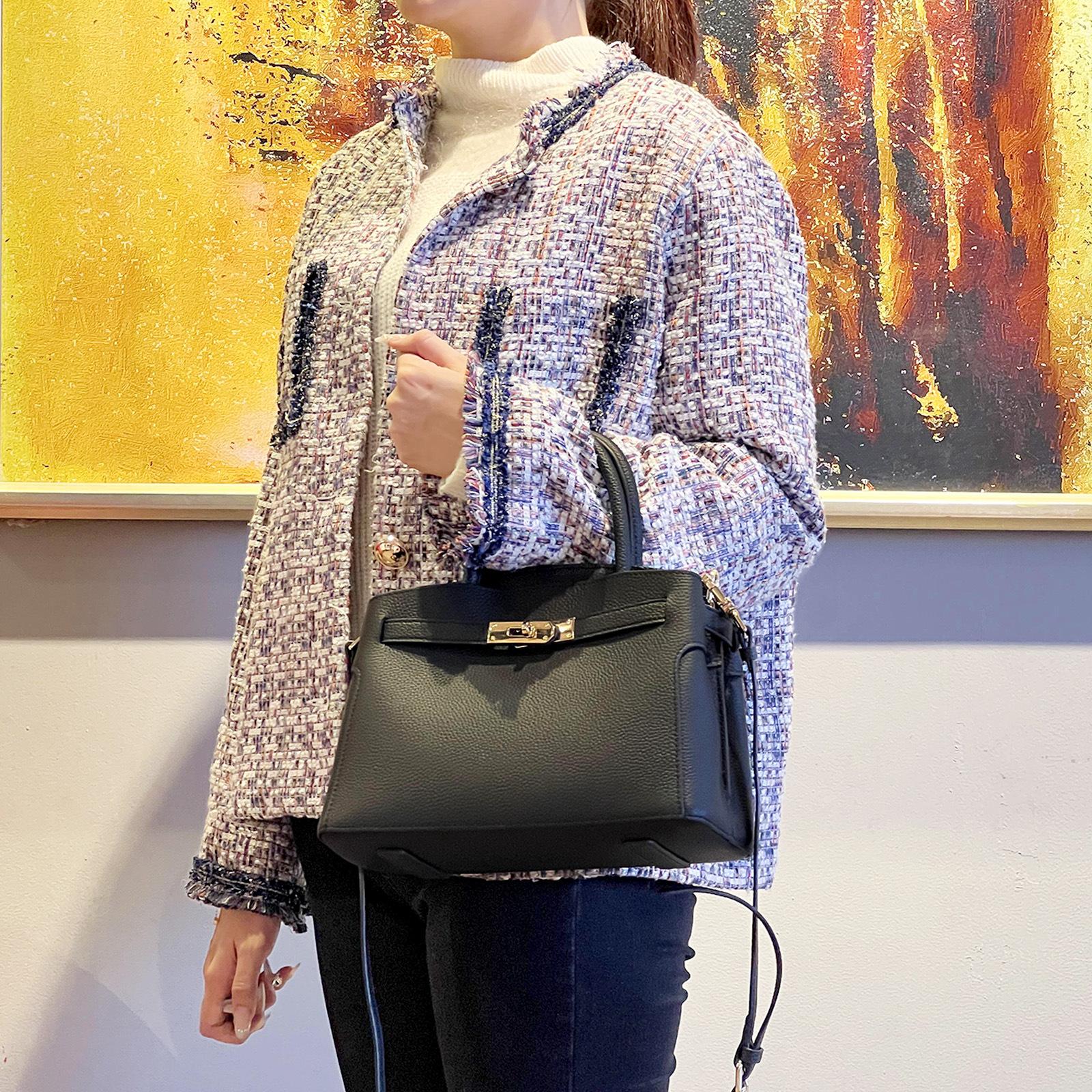 Top-grain Leather Women s Bag, Spring High-quality Texture Leather Women s Single-shoulder Bag, Platinum Bag 21*12*20cm зелений
Top-grain Leather Women s Bag, Spring High-quality Texture Leather Women s Single-shoulder Bag, Platinum Bag 21*12*20cm зелений