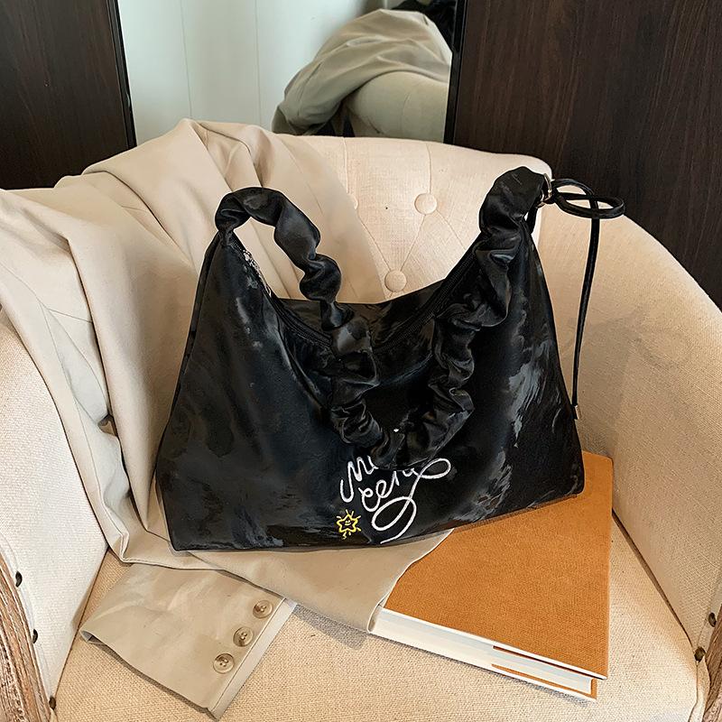 Large-capacity bag women s summer versatile new niche pleated shoulder bag casual commuter dumpling bag
Large-capacity bag women s summer versatile new niche pleated shoulder bag casual commuter dumpling bag