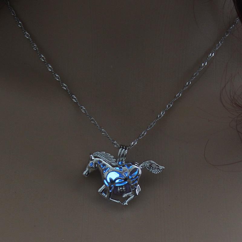Glowing in The Dark Horse Necklace For Women Fashion luminous Bead Animal Cage Pendant Chain Jewelry Gift синий
Glowing in The Dark Horse Necklace For Women Fashion luminous Bead Animal Cage Pendant Chain Jewelry Gift синий
