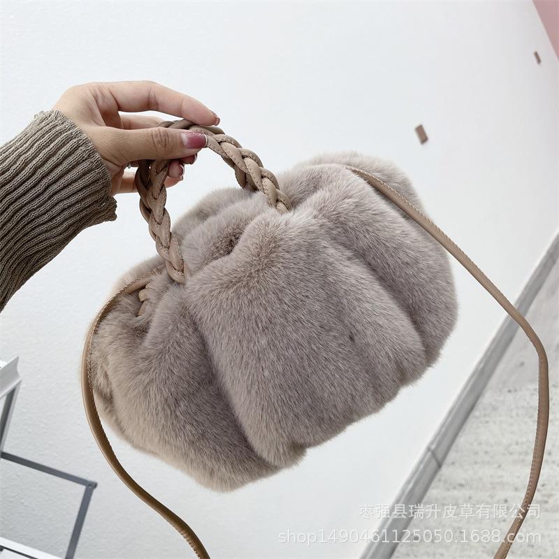 Women s Shopper Bag Plush Tote Shoulder Bags For Women 2021 Fluffy Female Handbag Fur Ladies Hand Shoppers Bag Black Sac A Main верблюд
Women s Shopper Bag Plush Tote Shoulder Bags For Women 2021 Fluffy Female Handbag Fur Ladies Hand Shoppers Bag Black Sac A Main верблюд