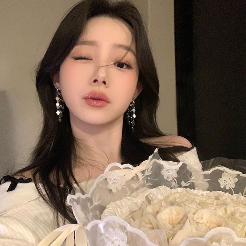 Rhombus fringed earrings women s light luxury high-end temperament atmospheric earrings earrings show the face small earrings ear buckles
Rhombus fringed earrings women s light luxury high-end temperament atmospheric earrings earrings show the face small earrings ear buckles