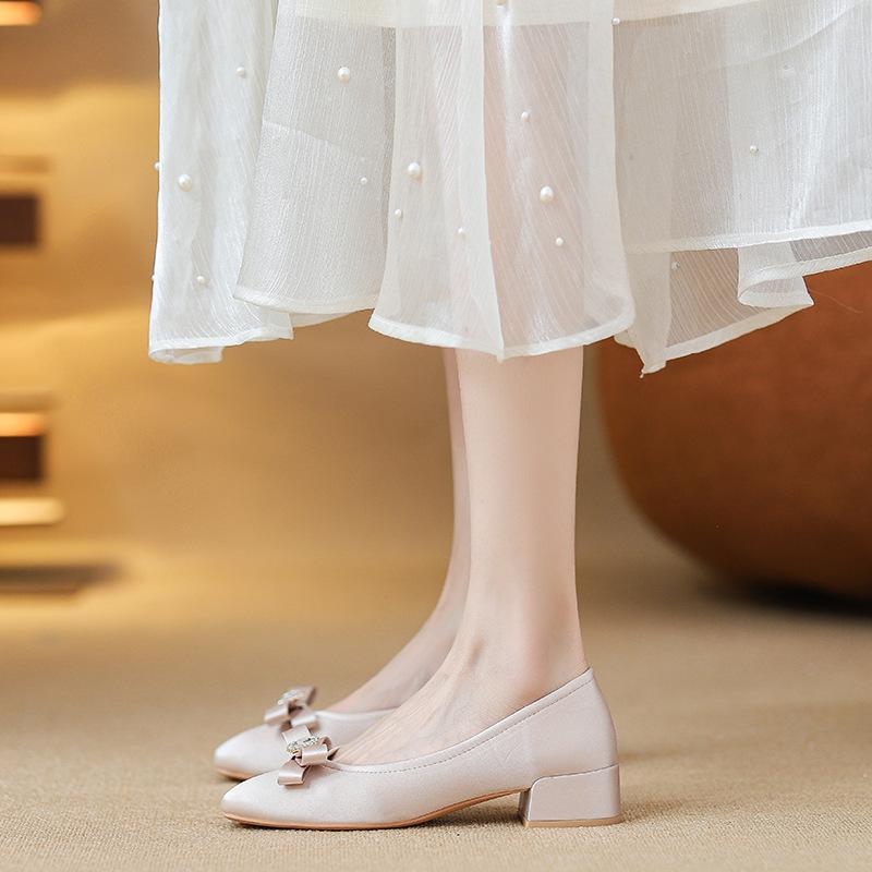 Satin wedding shoes pregnant women are not tired feet 3 cm small heels temperament commuting daily single shoes children spring 2025 34
Satin wedding shoes pregnant women are not tired feet 3 cm small heels temperament commuting daily single shoes children spring 2025 34