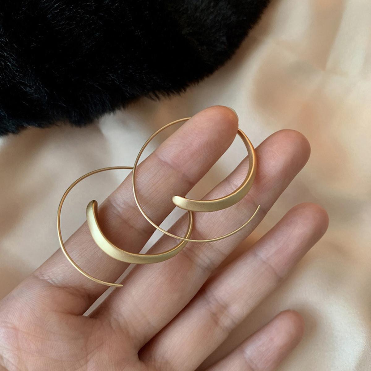 A Pair of Golden Metal Matte End Hoop Earrings with a Easy And Elegant Style, Perfect for Daily Wear, Parties, And Dates золотистый
A Pair of Golden Metal Matte End Hoop Earrings with a Easy And Elegant Style, Perfect for Daily Wear, Parties, And Dates золотистый