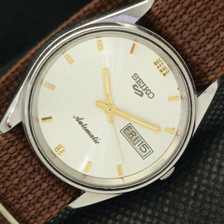 USED VINTAGE SEIKO 5 AUTO 6309A JAPAN MENS DAY/DATE SILVER WATCH 608h-a316711-2 SKU608h-a316711
USED VINTAGE SEIKO 5 AUTO 6309A JAPAN MENS DAY/DATE SILVER WATCH 608h-a316711-2 SKU608h-a316711