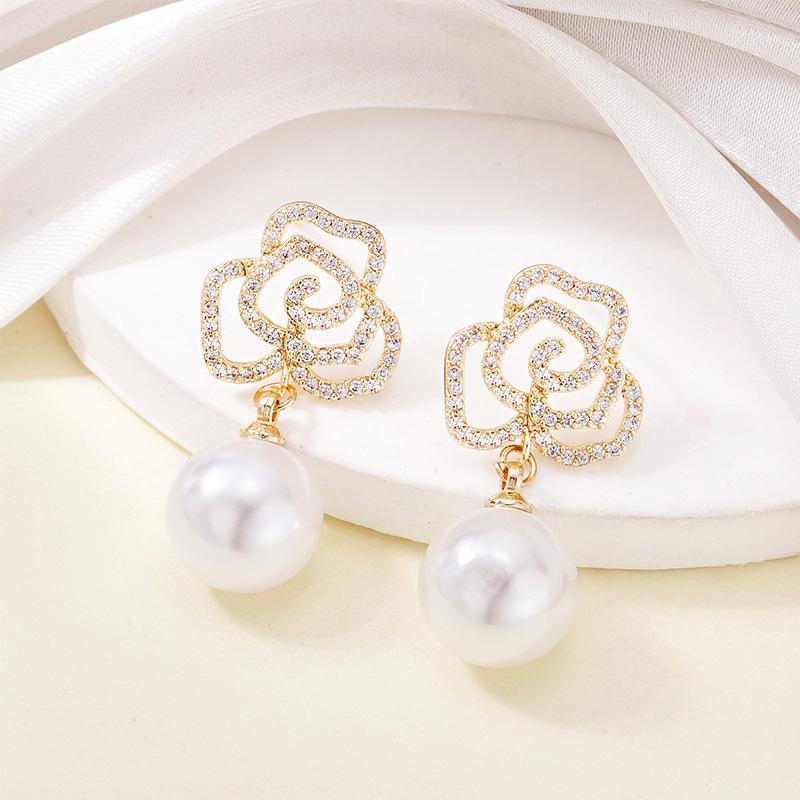 New high-end full diamond rose pearl pendant earrings fashion light luxury niche sweet temperament versatile earrings жёлтый
New high-end full diamond rose pearl pendant earrings fashion light luxury niche sweet temperament versatile earrings жёлтый