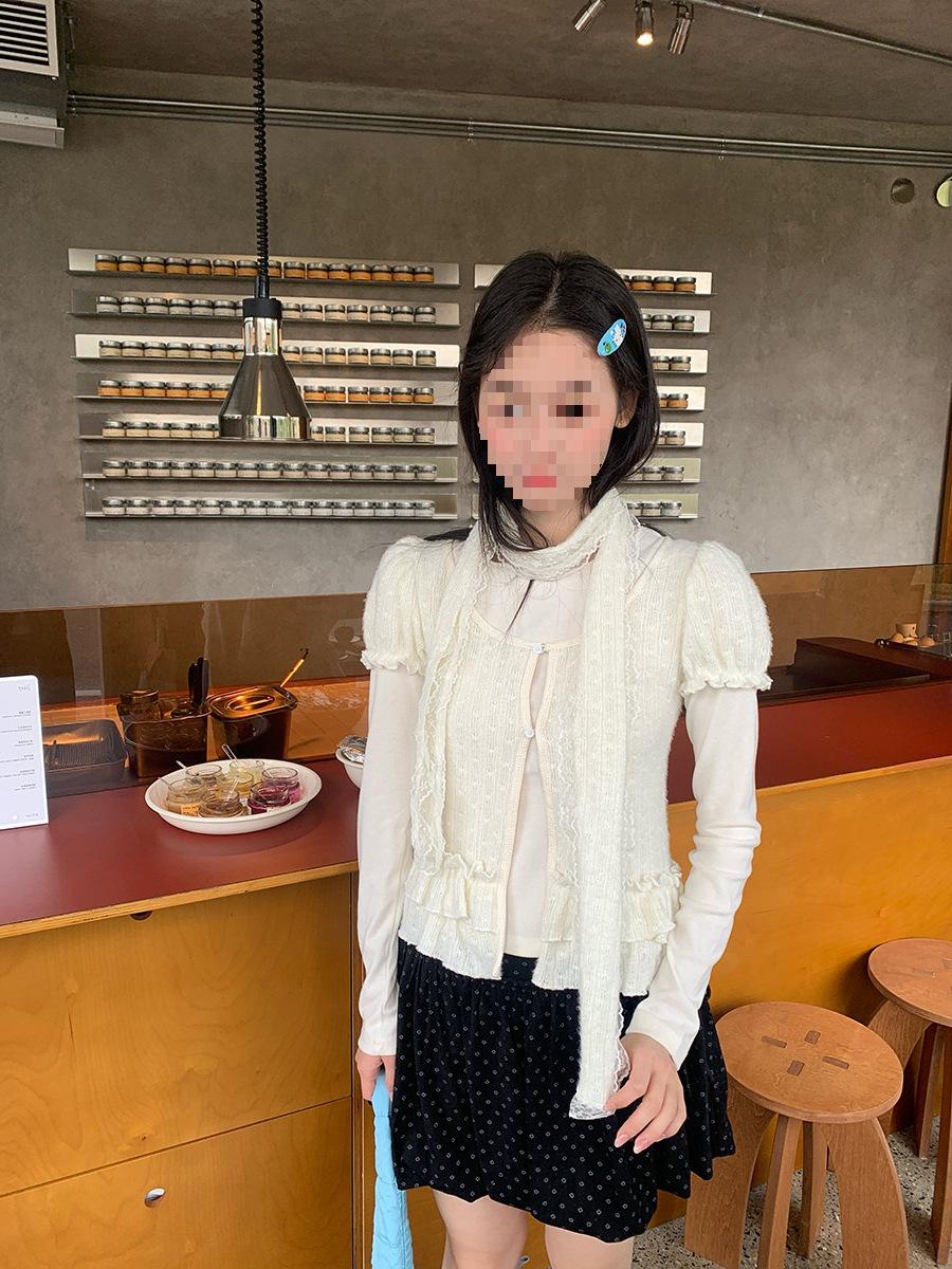 Xin Bang Bang Three-Piece Women s Set: Lace Short-Sleeve Cardigan, Inner Knit Long-Sleeve, and Lace Scarf (2025) Medium
Xin Bang Bang Three-Piece Women s Set: Lace Short-Sleeve Cardigan, Inner Knit Long-Sleeve, and Lace Scarf (2025) Medium