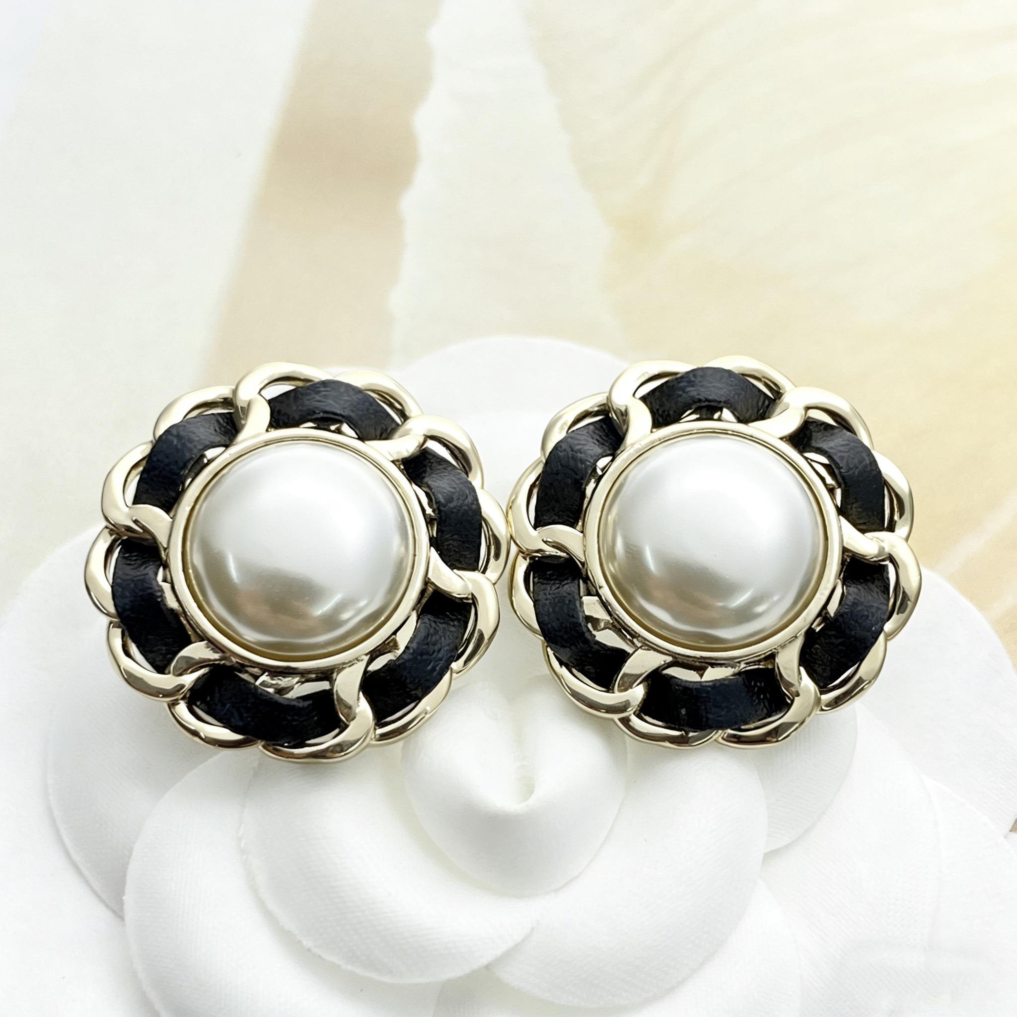 String-skin pearl earrings black and white dual colors Adding Rivet Elements Fashionable and exquisite high-end customized electroplating золотий
String-skin pearl earrings black and white dual colors Adding Rivet Elements Fashionable and exquisite high-end customized electroplating золотий