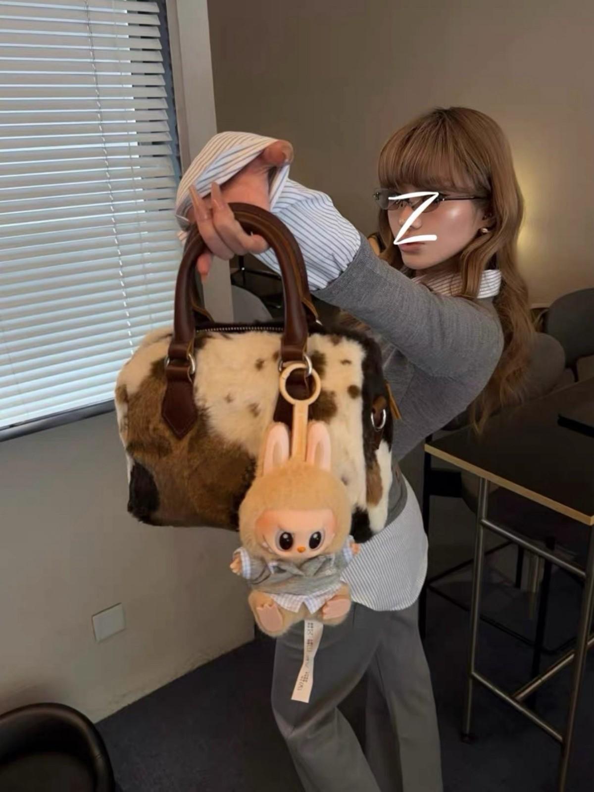 Autumn and Winter New Retro Brown Plush Contrasting Cow Bag, Niche Design, Hand-held Diagonal Cross Boston Bag
Autumn and Winter New Retro Brown Plush Contrasting Cow Bag, Niche Design, Hand-held Diagonal Cross Boston Bag