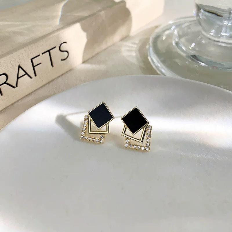 Black earrings women s new popular temperament foreign light luxury niche high-end French ear jewelry stud earrings
Black earrings women s new popular temperament foreign light luxury niche high-end French ear jewelry stud earrings