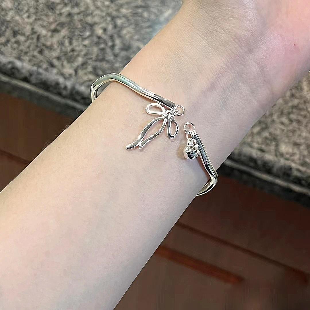 Серебряный браслет Wave S999 для женщин, Япония и Южная Корея, минималистичный и уникальный колокольчик с бантиком, молодой стиль
Серебряный браслет Wave S999 для женщин, Япония и Южная Корея, минималистичный и уникальный колокольчик с бантиком, молодой стиль