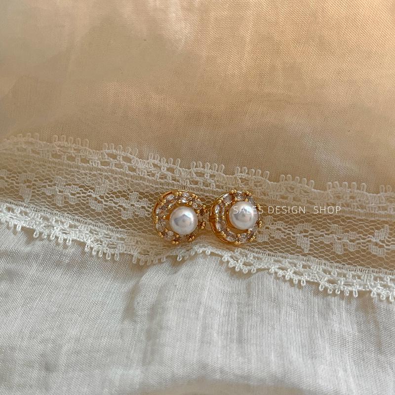 French Retro Pearl & Zirconia Stud Earrings - Fashionable, Versatile, Luxury Ear Jewelry for Women
French Retro Pearl & Zirconia Stud Earrings - Fashionable, Versatile, Luxury Ear Jewelry for Women
