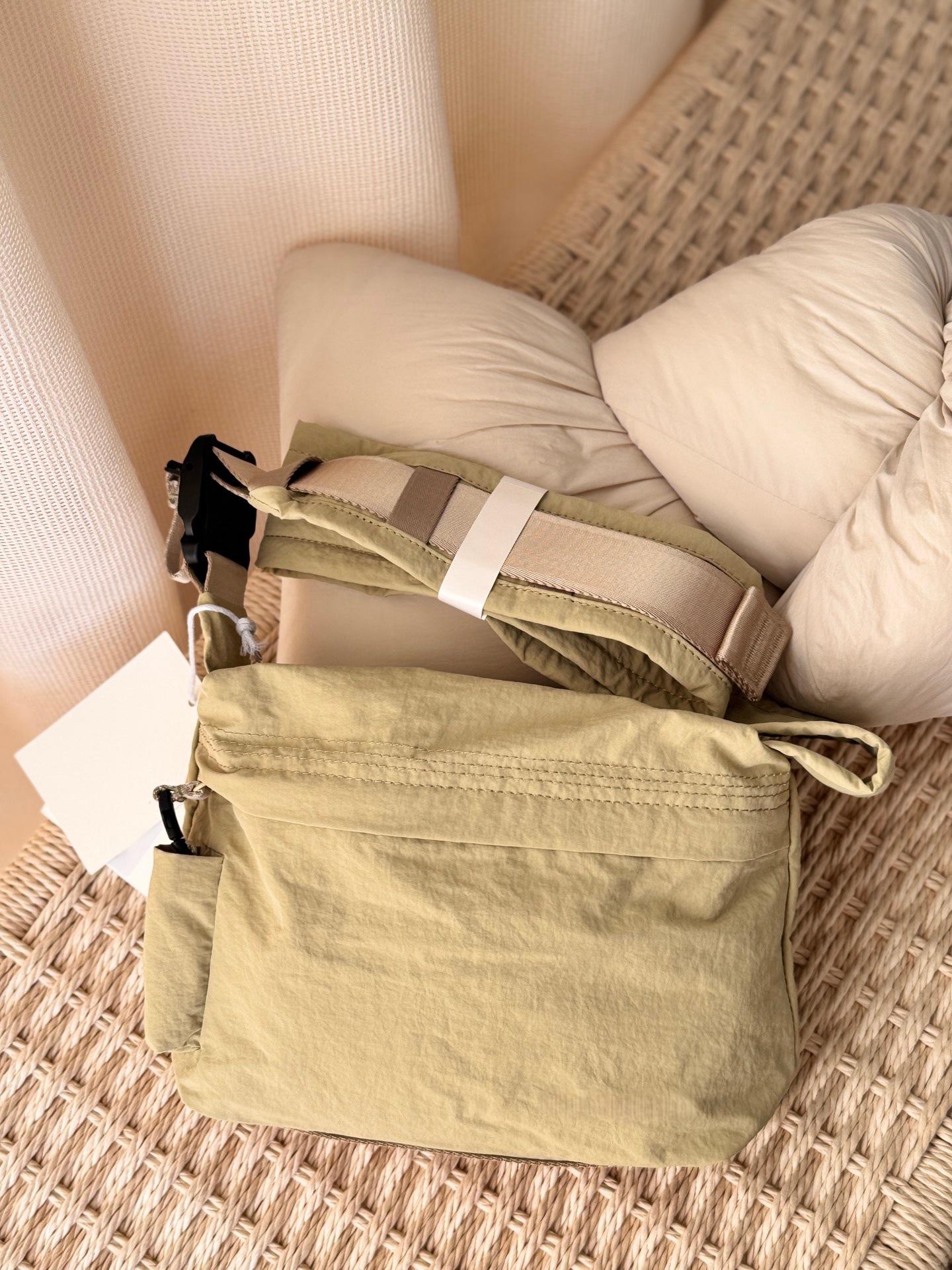 Good Morning Series Fashion Lazy Wind Large Capacity Simple Waterproof Nylon Women S Trend Casual Lightweight Shoulder Crossbody Bag 24*8*19
Good Morning Series Fashion Lazy Wind Large Capacity Simple Waterproof Nylon Women S Trend Casual Lightweight Shoulder Crossbody Bag 24*8*19