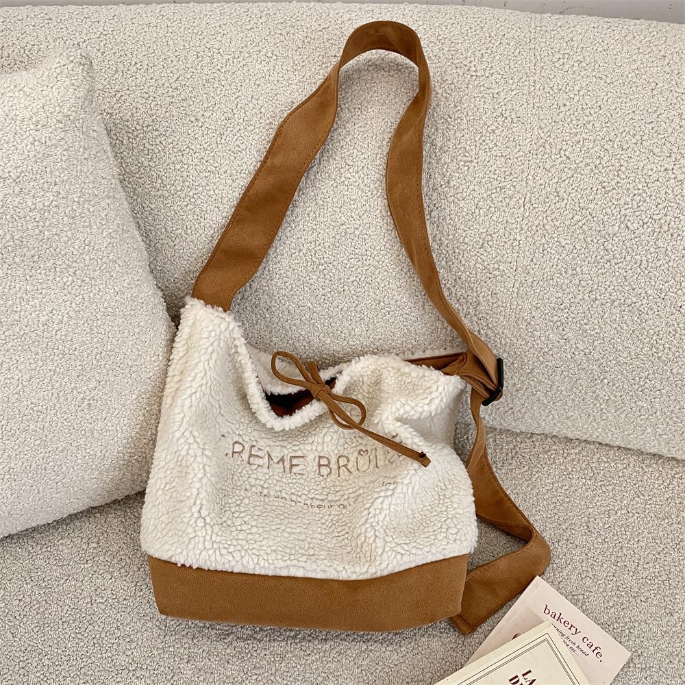 Plush Tote Bag with Double-sided Splicing, Fashionable Single Shoulder Messenger Bag for Casual and Commuting Use хаки
Plush Tote Bag with Double-sided Splicing, Fashionable Single Shoulder Messenger Bag for Casual and Commuting Use хаки