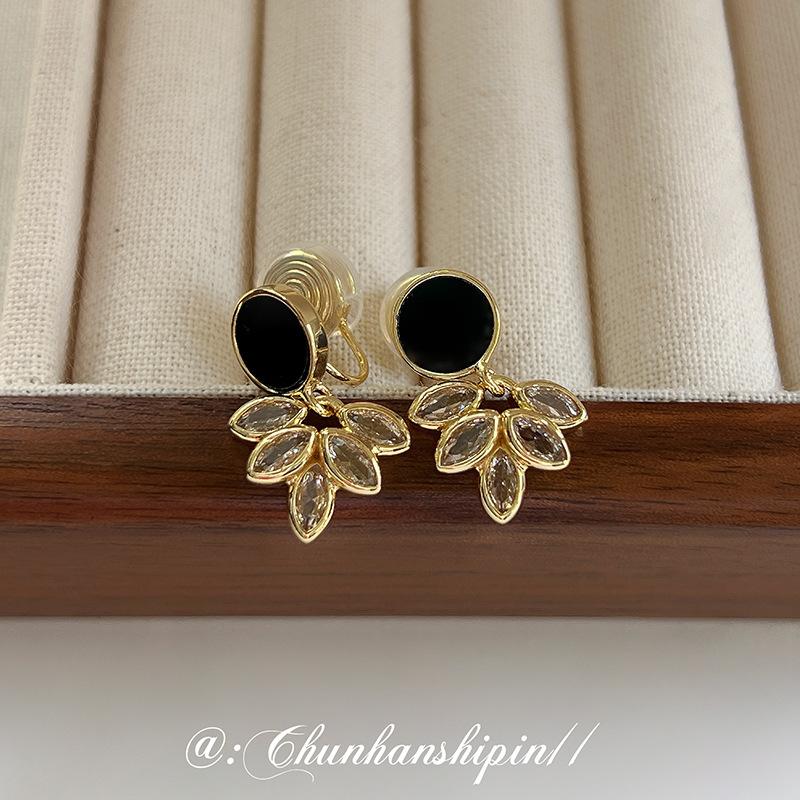 New shiny zircon ear clips without ear holes, long black retro earrings, fashionable light luxury mosquito coil disc earrings.
New shiny zircon ear clips without ear holes, long black retro earrings, fashionable light luxury mosquito coil disc earrings.