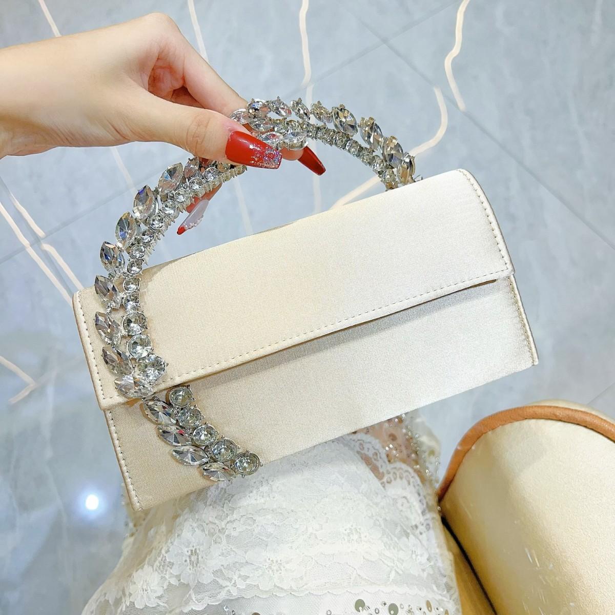 Luxury Satin Metal Handheld Women Handbag Crystal Shiny Rhinestones Diamond Evening Bags Wedding Party Clutch Purse Shoulder Bag
Luxury Satin Metal Handheld Women Handbag Crystal Shiny Rhinestones Diamond Evening Bags Wedding Party Clutch Purse Shoulder Bag