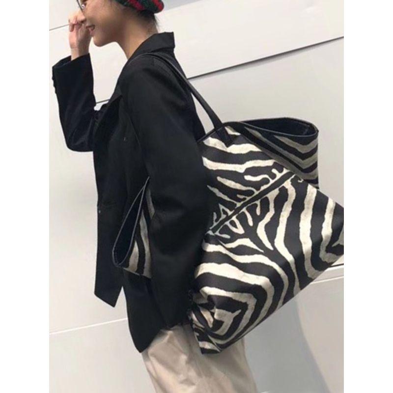 Западный стиль Французский нишевый стиль Причудливая большая наплечная сумка Black
Западный стиль Французский нишевый стиль Причудливая большая наплечная сумка Black