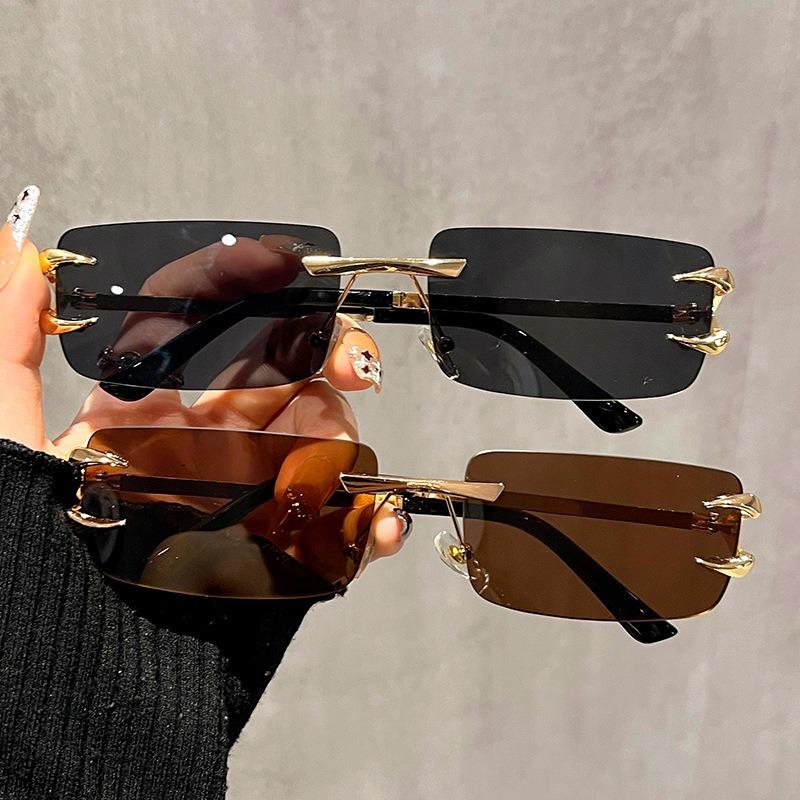 2 ШТ. Новые безрамочные солнцезащитные очки с уникальным дизайном «Дьявольский коготь», модные, яркие и привлекающие внимание, защита от солнца
2 ШТ. Новые безрамочные солнцезащитные очки с уникальным дизайном «Дьявольский коготь», модные, яркие и привлекающие внимание, защита от солнца